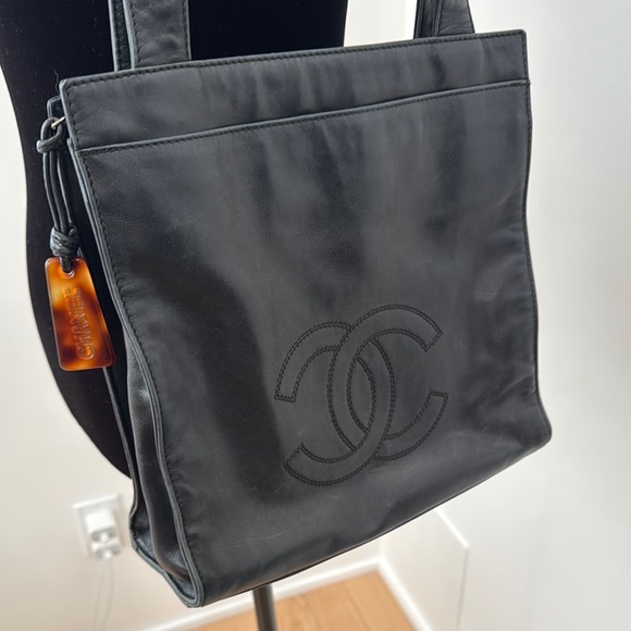 Chanel Rare Vintage Black Leather Shoulder Bag - Picture 2 of 11